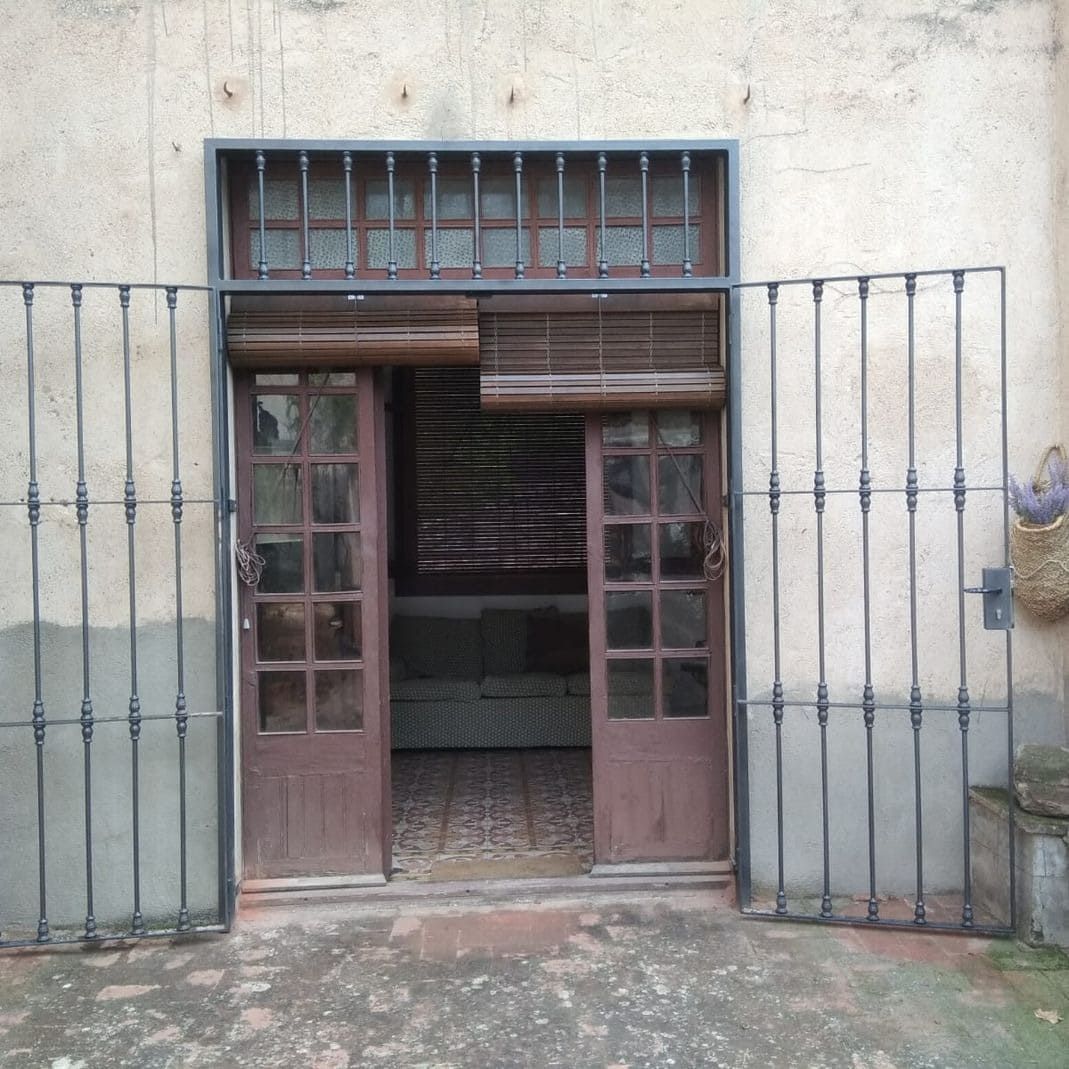 Una puerta con una verja de hierro forjado a su alrededor