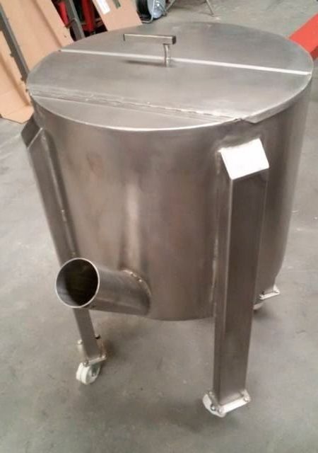 Un gran contenedor de acero inoxidable con ruedas y asa.