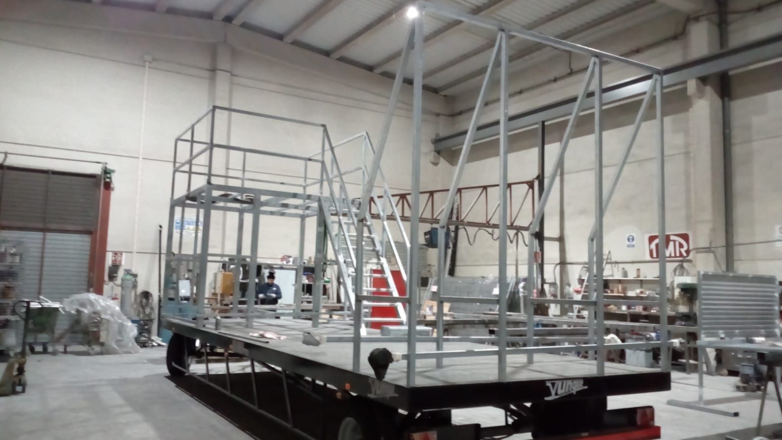 Se está construyendo una gran estructura metálica en un almacén.