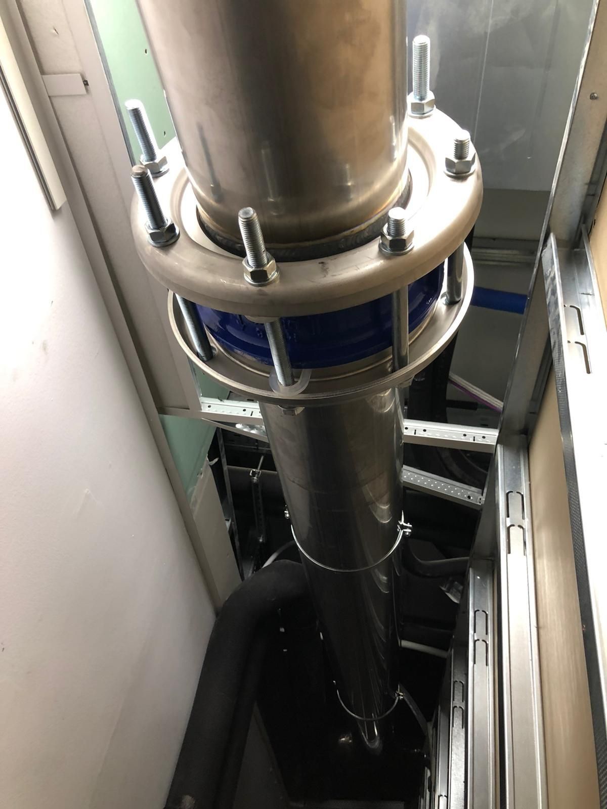 Un tubo de acero inoxidable con una brida azul unida a él.