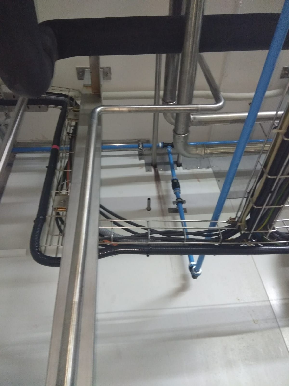 Un montón de tubos cuelgan del techo de un edificio.