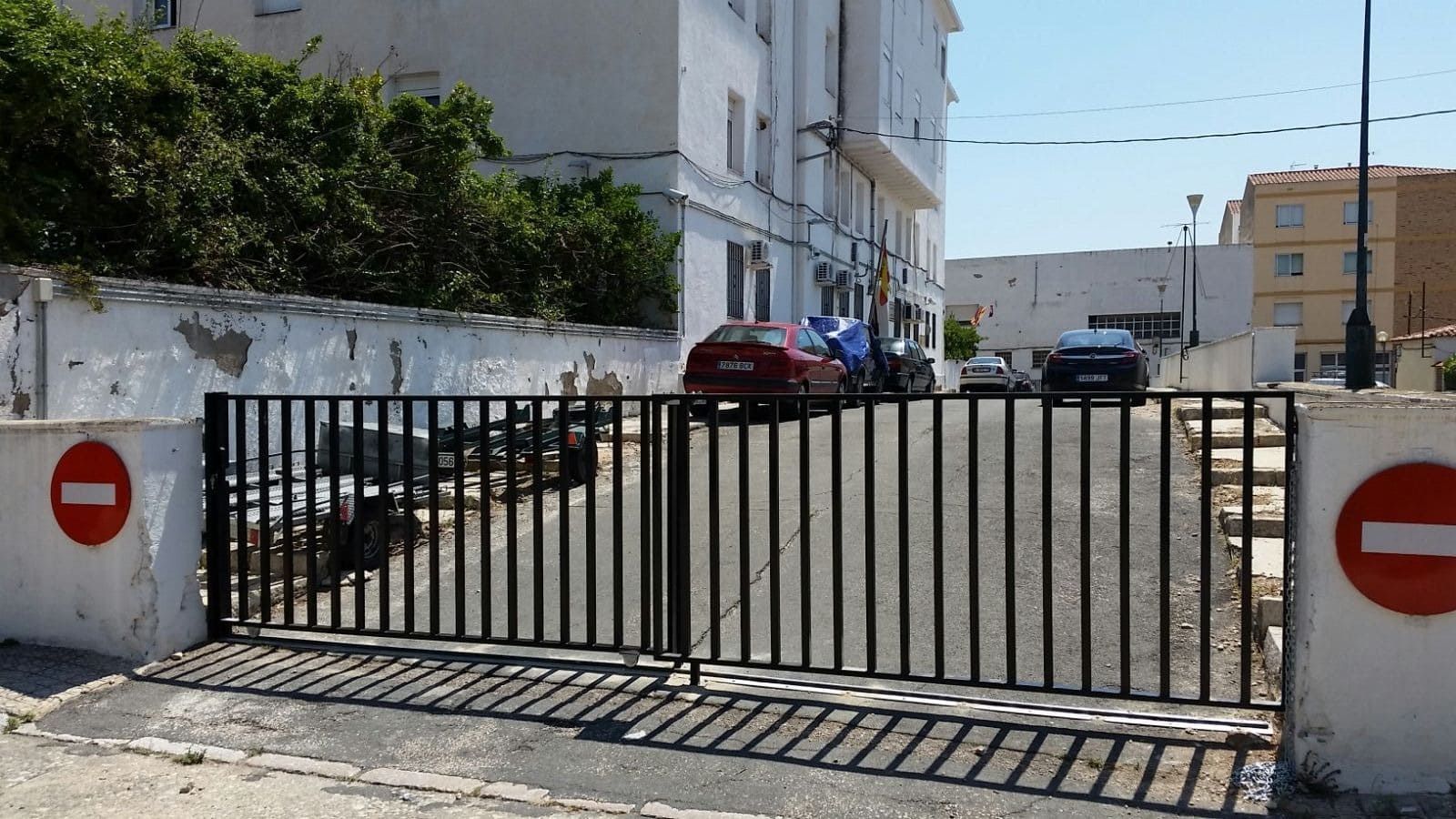 Una valla con una señal de prohibido el paso