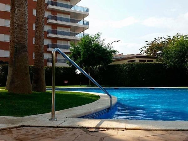 Una gran piscina frente a un edificio
