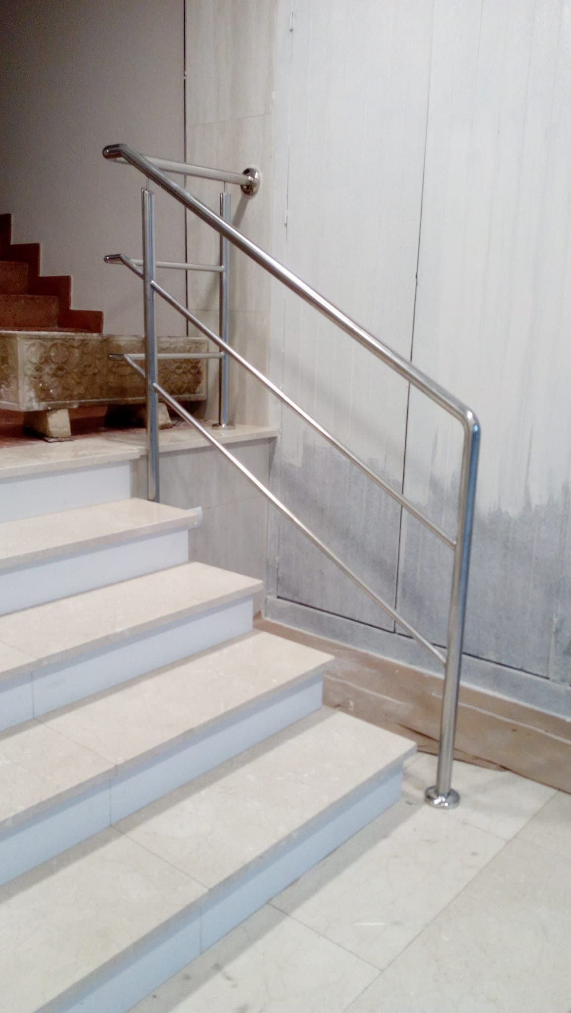 Un conjunto de escaleras con barandilla de acero inoxidable.