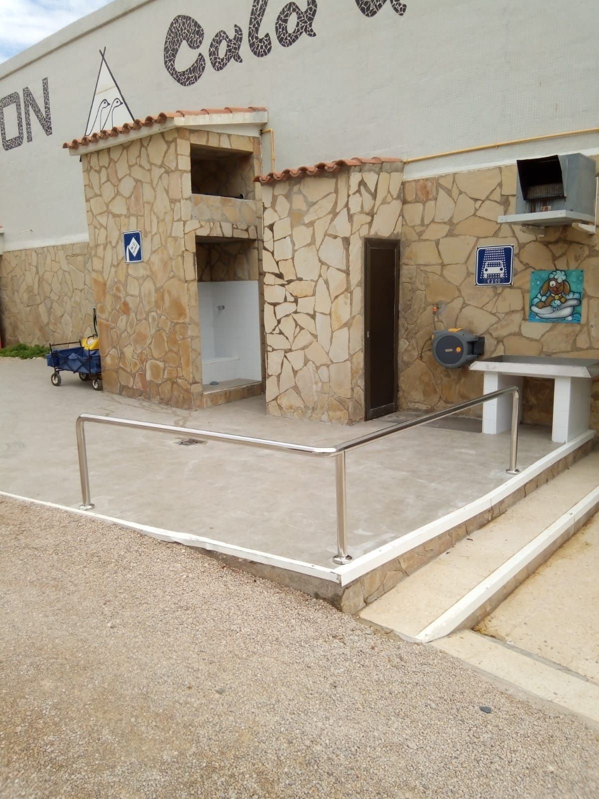 Un edificio con la palabra cata en él