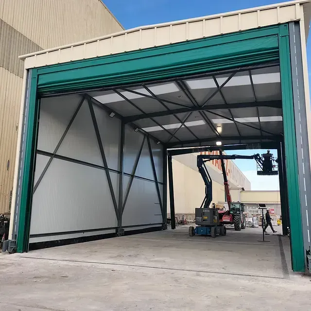 Un gran edificio con techo verde y ascensor en el interior.