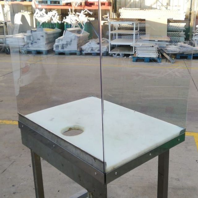 Una mesa con un agujero en el medio