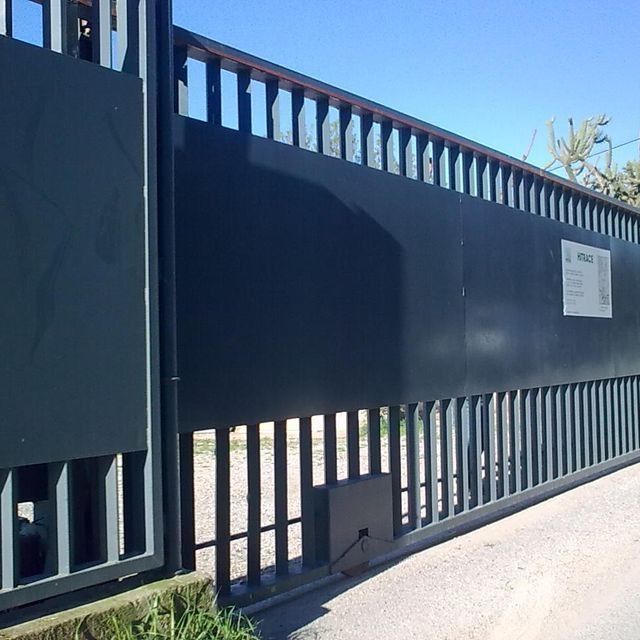 Una valla con un cartel que dice