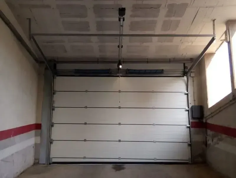 Un garaje vacío con una puerta de garaje blanca