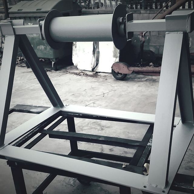 Una estructura de metal con un tubo encima