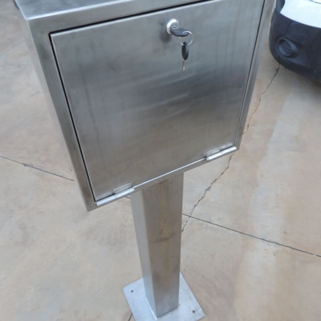 Un buzón de acero inoxidable con llave dentro