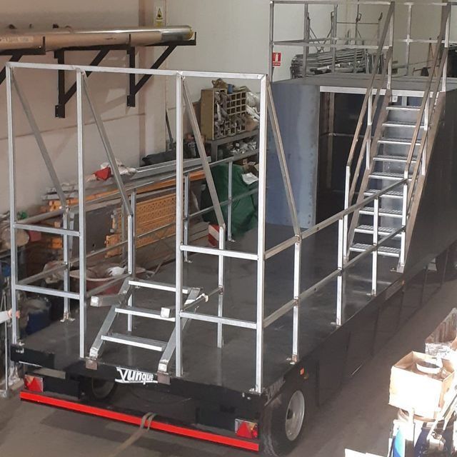 Un remolque con escaleras y la palabra vikingo en él.