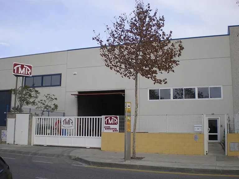 Un edificio con un cartel que dice tmr