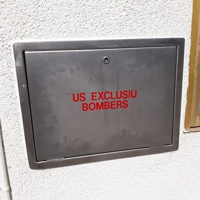 Una caja de metal en una pared que dice 