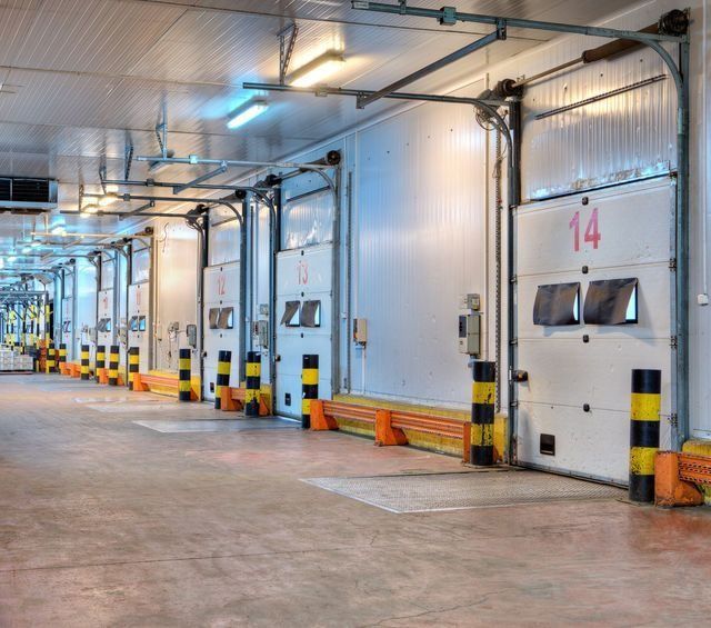 Una fila de puertas blancas con el número 14 en ellas