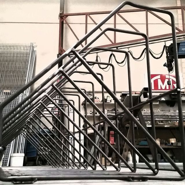 Un almacén con un cartel rojo que dice tmr