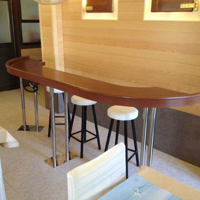 Un comedor con taburetes y una mesa con una estrella de mar encima.