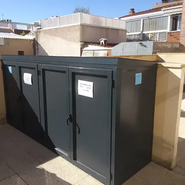 Un armario negro con un cartel en la puerta que dice 'a'.