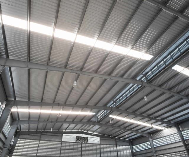 Un edificio grande con un techo que tiene muchas luces.