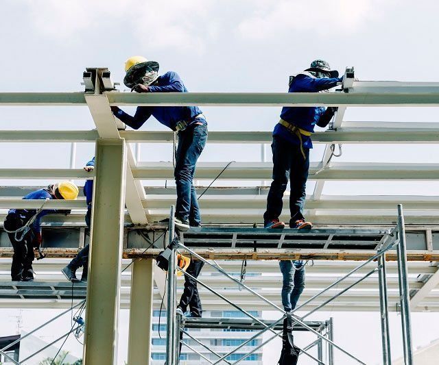 Un grupo de trabajadores de la construcción está trabajando en un edificio.
