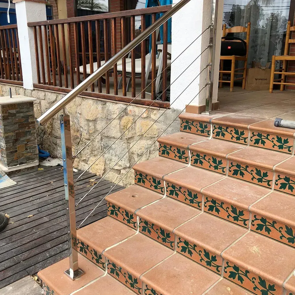 Un conjunto de escaleras con barandilla de acero inoxidable.