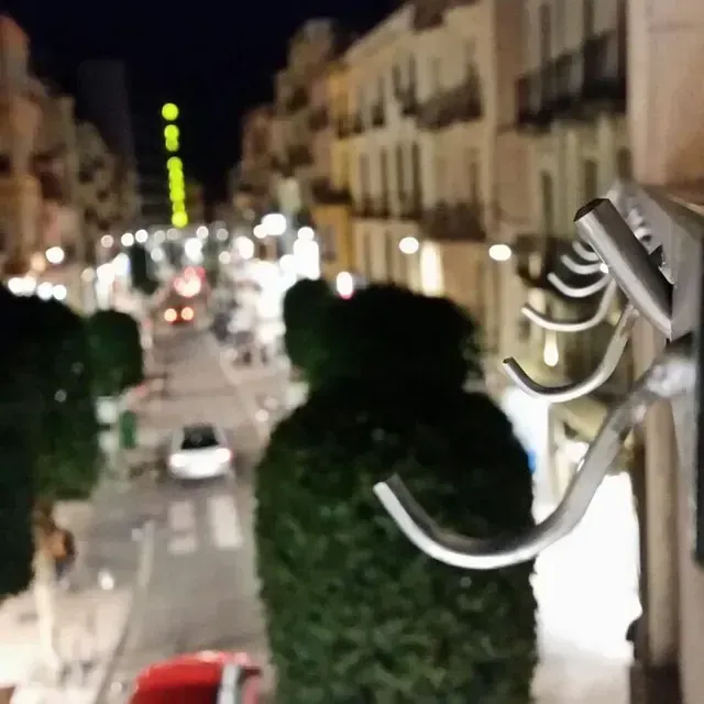 Una imagen borrosa de una calle de la ciudad por la noche