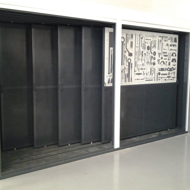 Una pared con una imagen de herramientas.