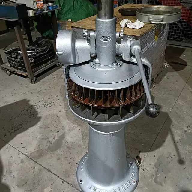 Una gran máquina está tirada en el suelo en un garaje.