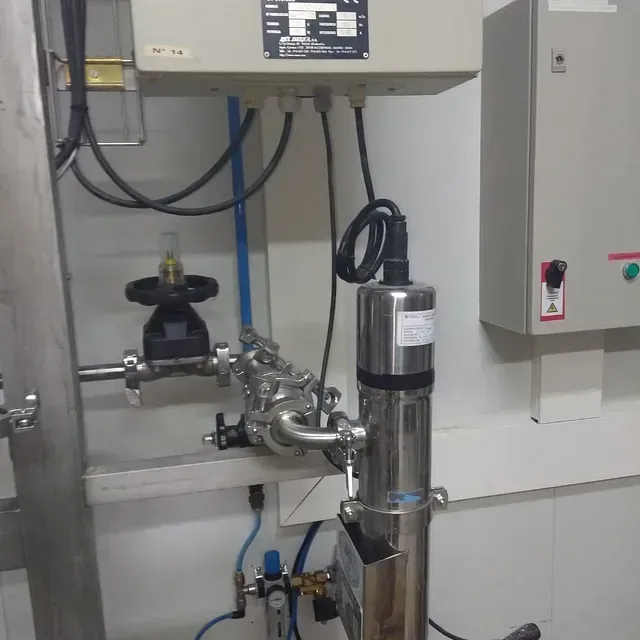 Un tubo de acero inoxidable está conectado a una caja de control.