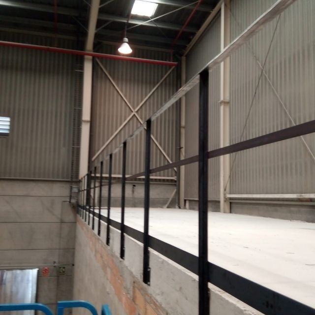 Un almacén con barandilla y luz de techo.