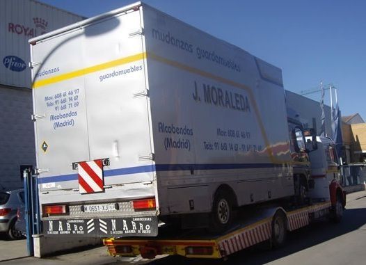 Un camión de J. Moraleja está estacionado al costado de la carretera.