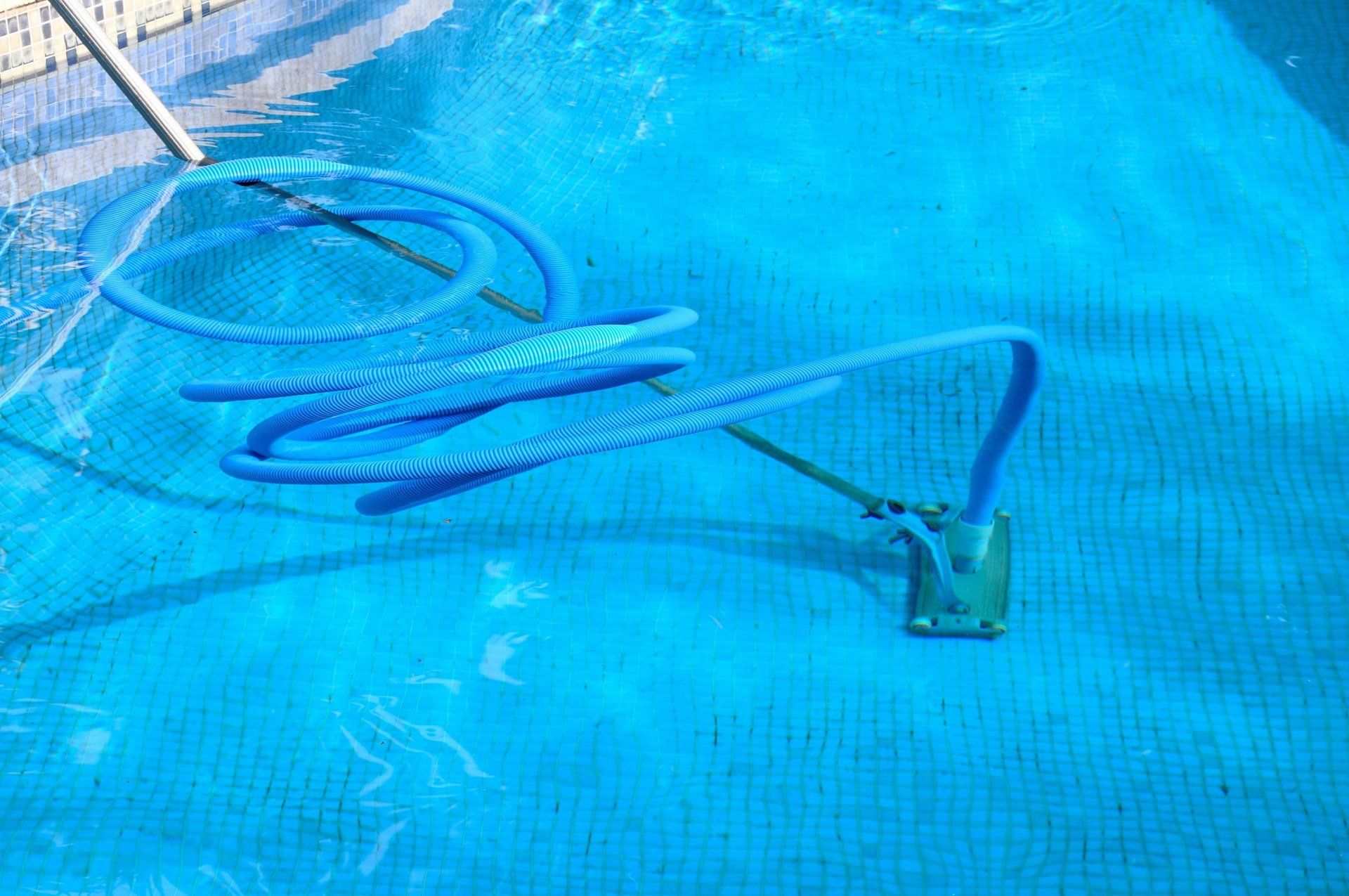 Balais et tuyau de piscine