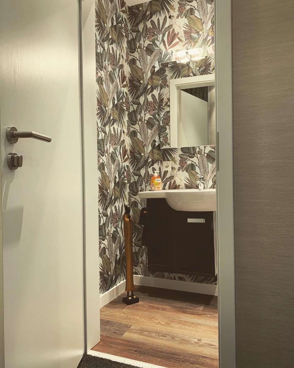 Gäste-WC mit blumiger Tapete