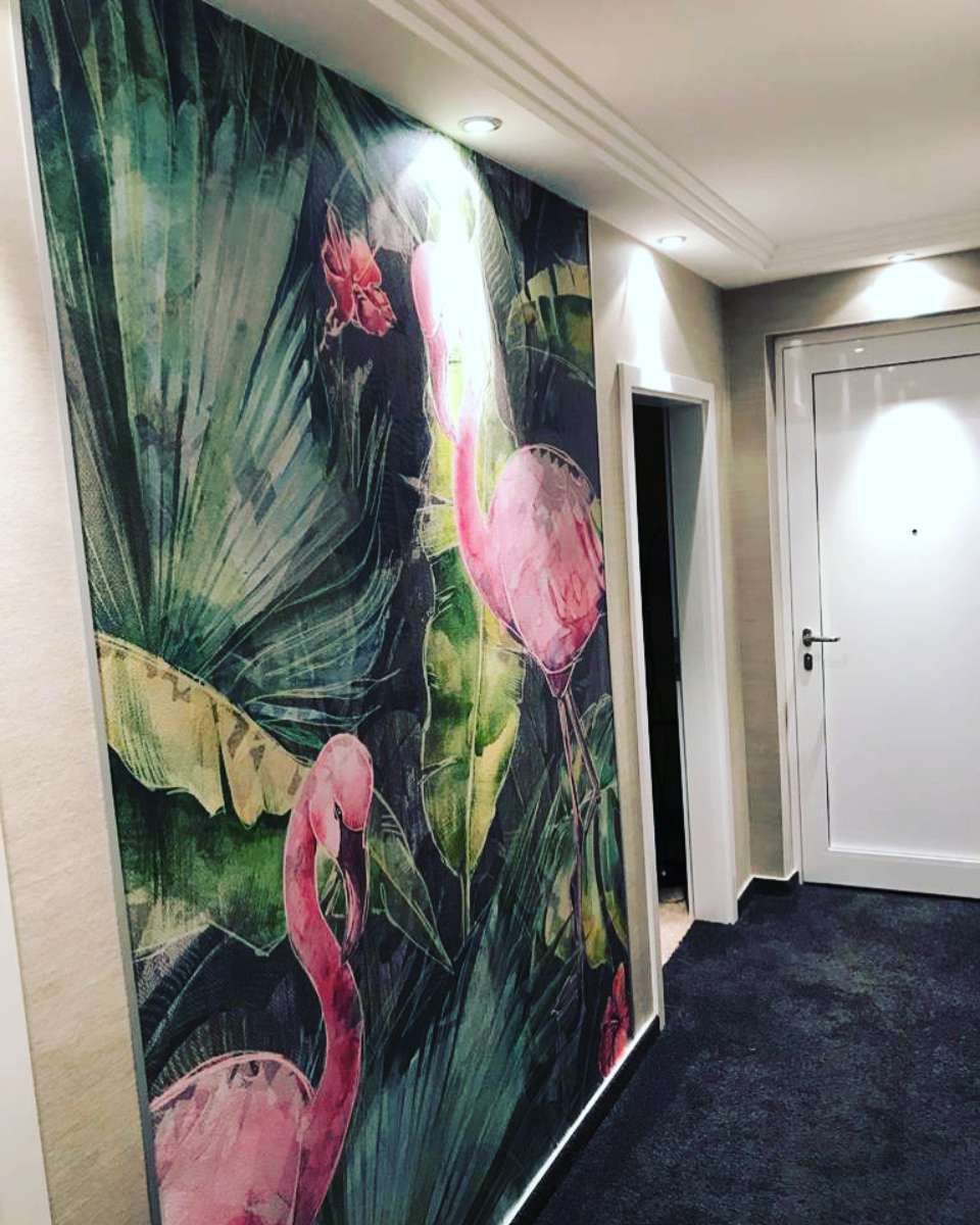 Flur mit Tapete in Dschungelmuster mit Flamingos