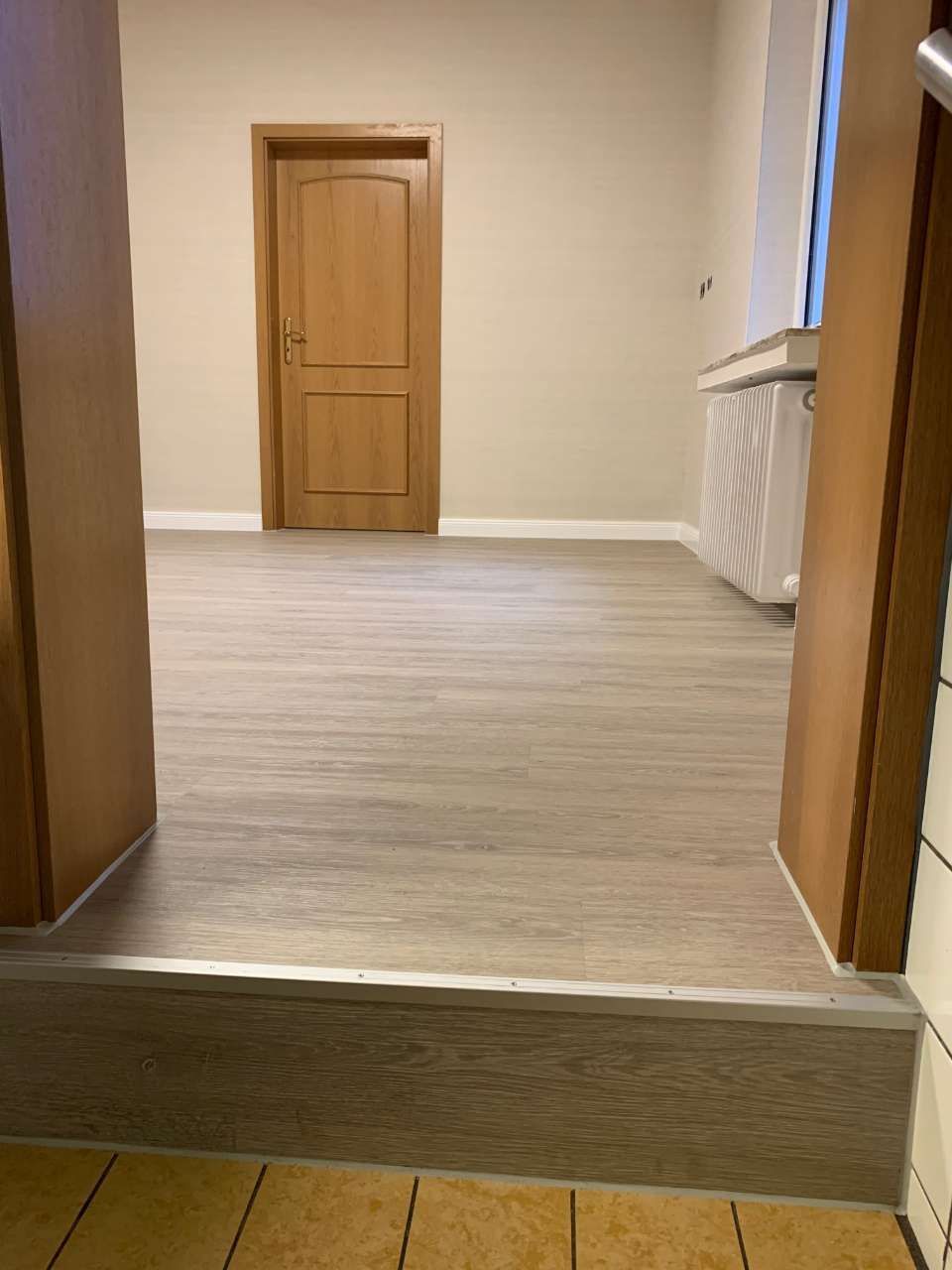 Holzfußboden in leerem Raum