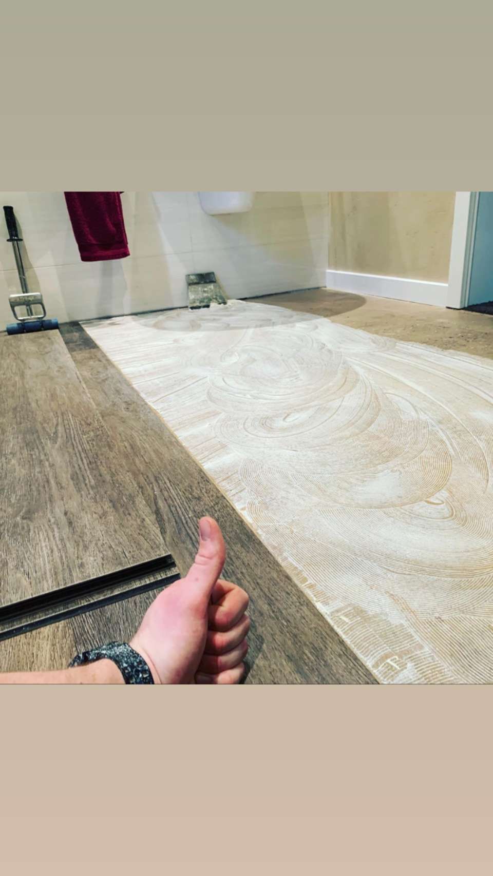 Daumen nach oben vor einem leere Raum mit neuem Bodenbelag