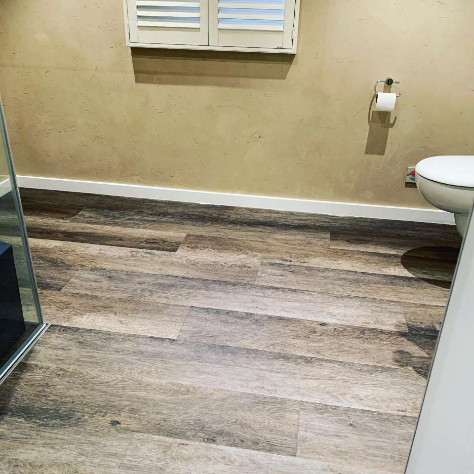 Holzfußboden im Badezimmer