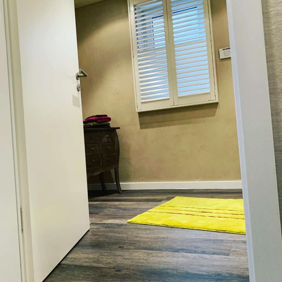 Holzfußboden mit gelber Matte