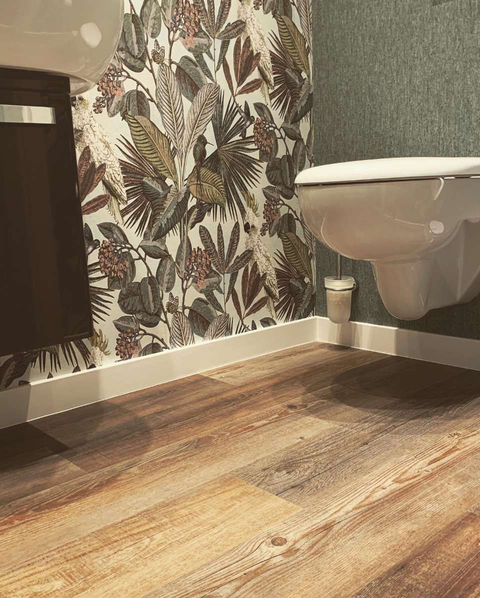 Holzfußboden im Badezimmer