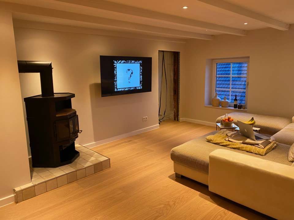 Wohnzimmer mit Holzfußboden und Ambiente-Beleuchtung