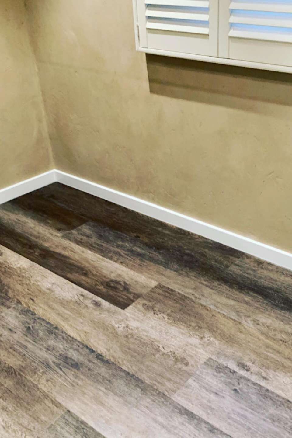 Boden in Holzoptik im Badezimmer