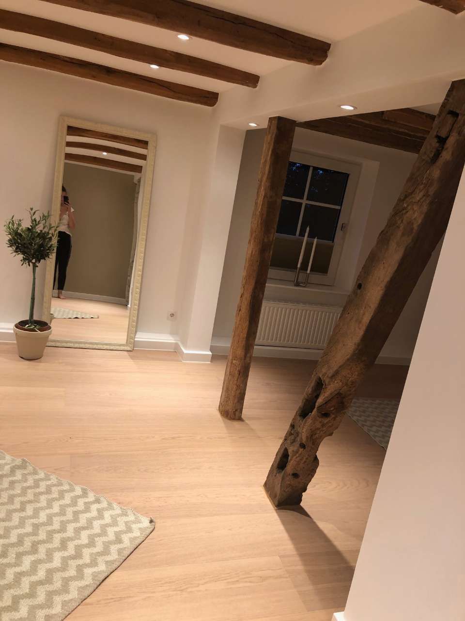 Holzfußboden in einem Raum mit Balken und Säulen aus Holz