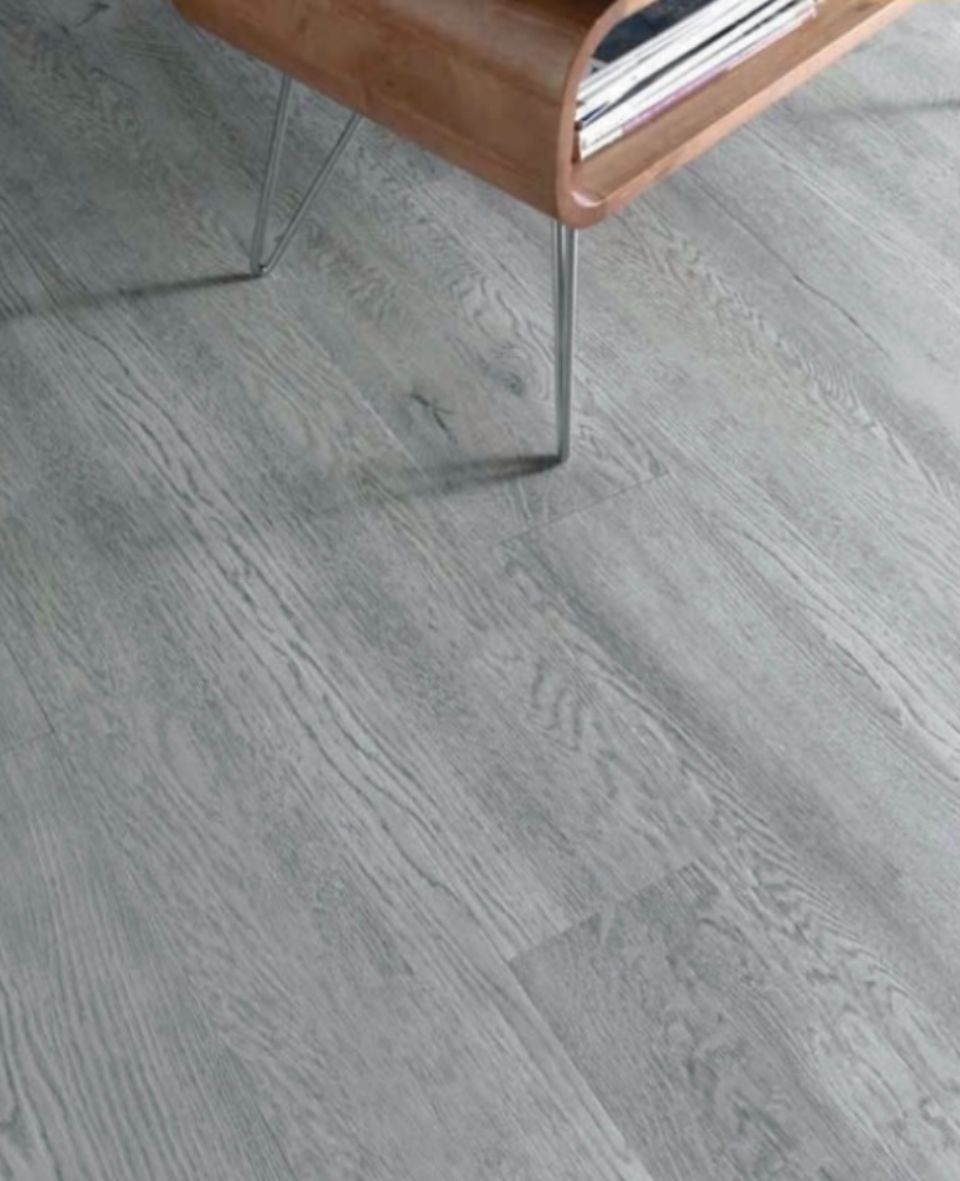 Holzfußboden in einem Raum mit Balken und Säulen aus Holz