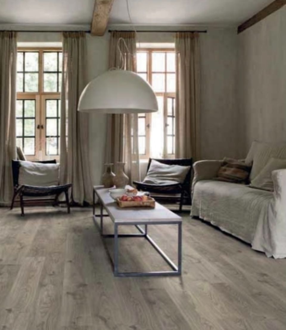 Holzfußboden in einem Raum mit Balken und Säulen aus Holz