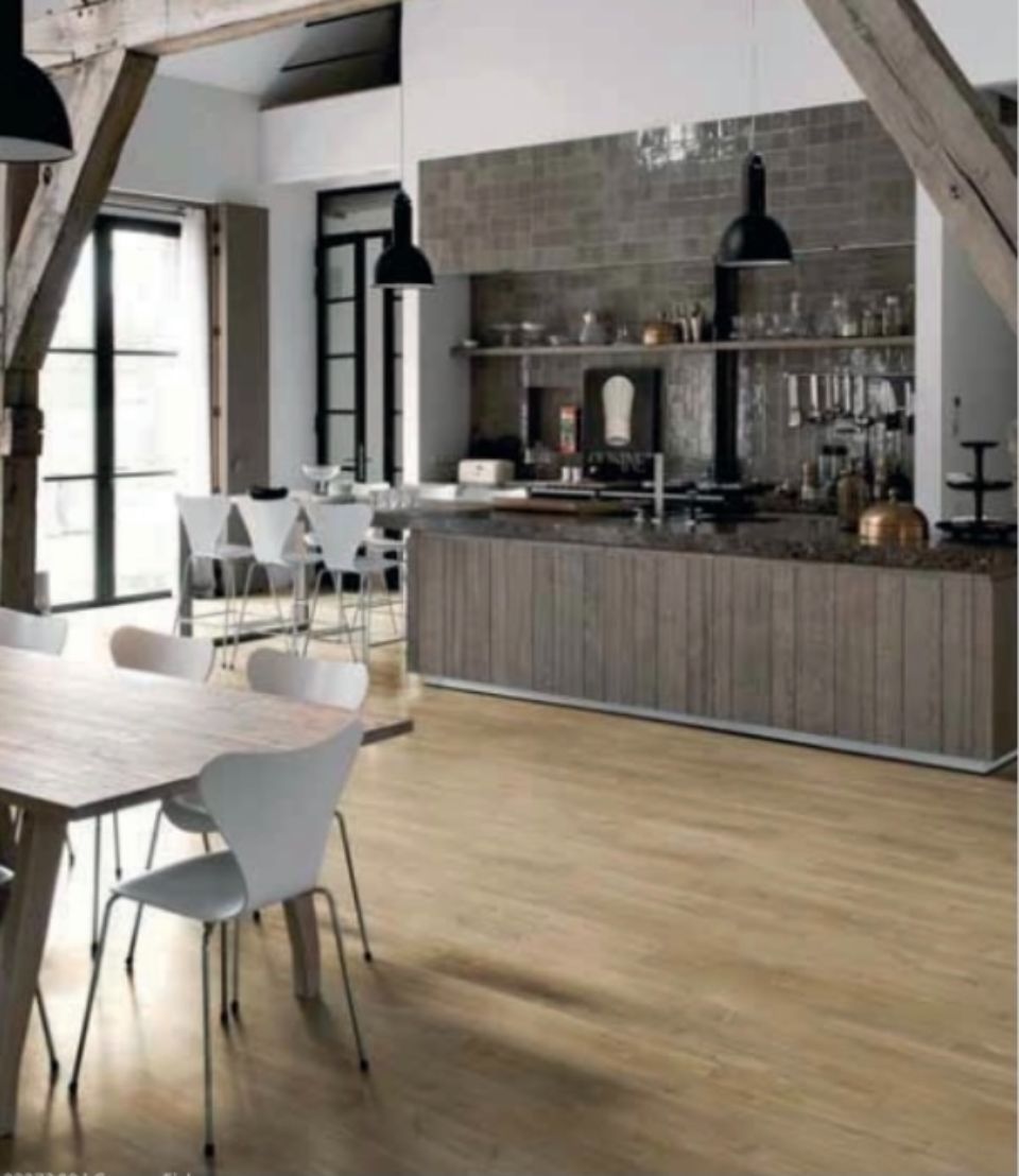 Holzfußboden in einem Raum mit Balken und Säulen aus Holz