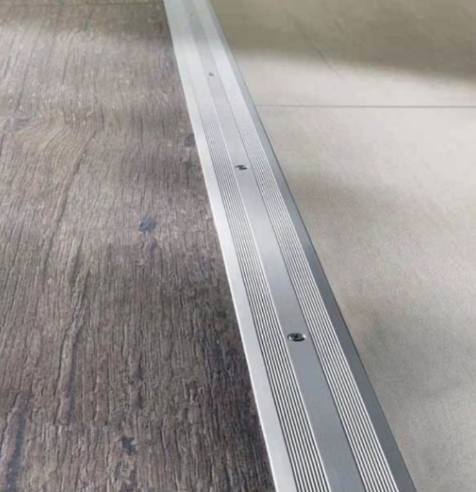 Holzfußboden in einem Raum mit Balken und Säulen aus Holz