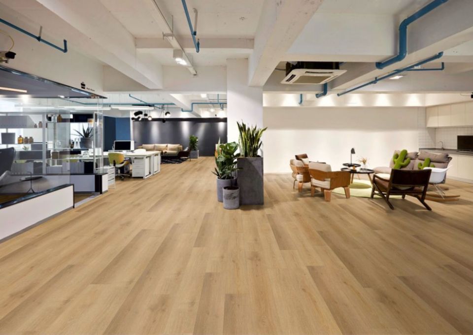 Holzfußboden in einem Raum mit Balken und Säulen aus Holz