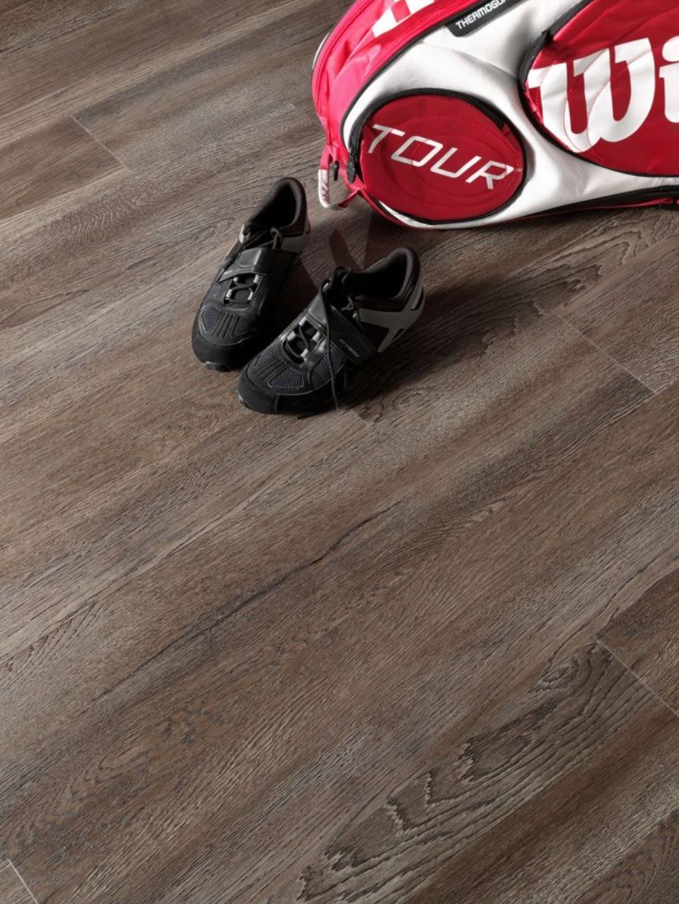 Holzfußboden in einem Raum mit Balken und Säulen aus Holz