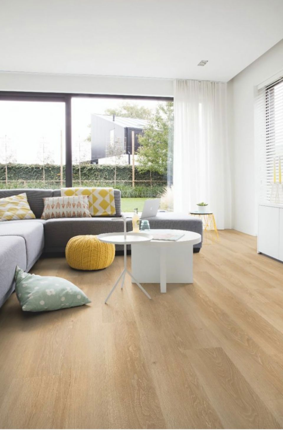 Holzfußboden in einem Raum mit Balken und Säulen aus Holz