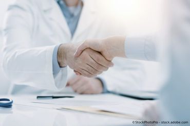 Zwei Personen geben sich die Hand